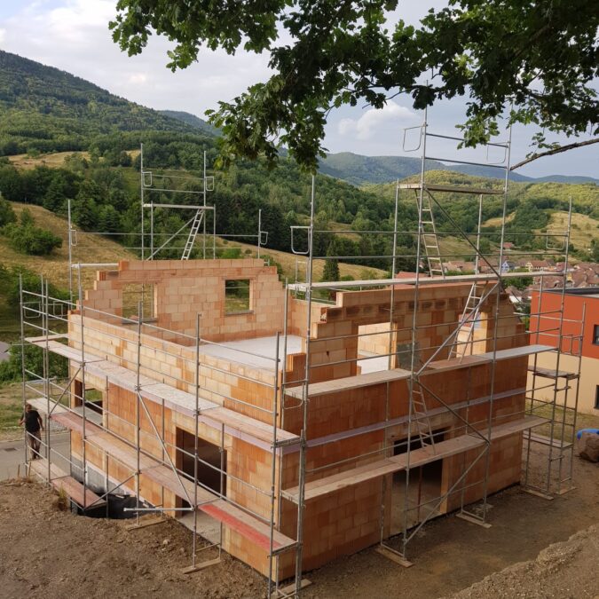 PHOTO 2023 07 01 16 00 28 675X675 | LFR Échafaudage Montage d’un échafaudage pour les travaux de charpente et couverture à Maisonsgoutte près de Villé dans le Bas-Rhin Bischheim