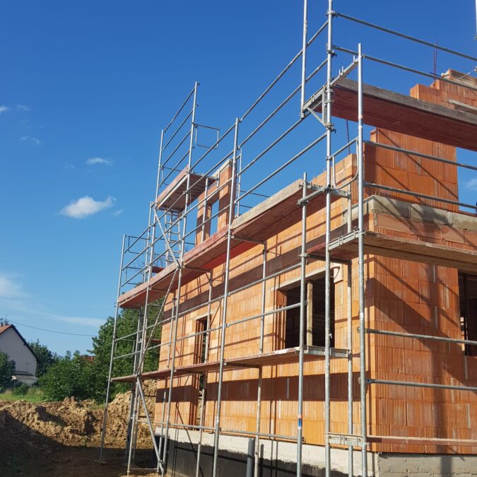 Comment fixer un &eacute;chafaudage au mur ? Obernai